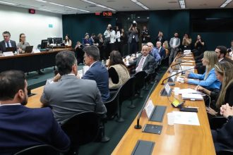 Pedido de vista adia votação da PEC do fim da escala 6X1