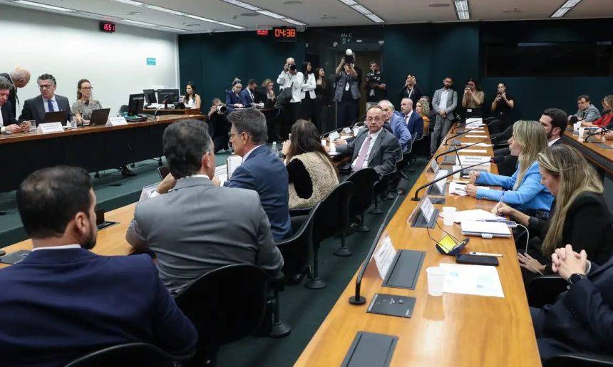 Pedido de vista adia votação da PEC do fim da escala 6X1