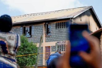 Quênia prende 8 estudantes suspeitos de incêndio criminoso em escola