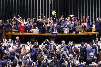 Saiba como votaram os deputados na PEC que acaba com a escala 6×1