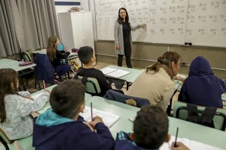 Senado aprova MP que estabelece piso de R$ 5.130 para professores