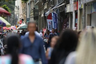 Taxa de desemprego de pretos é 55% maior que a de brancos, revela IBGE