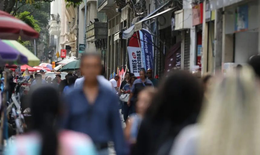Taxa de desemprego de pretos é 55% maior que a de brancos, revela IBGE