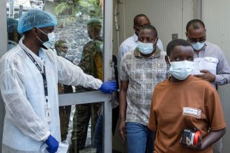 Uganda confirma mais três casos de ebola; total sobe para cinco