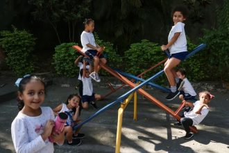 Uso excessivo de telas prejudica criatividade nas brincadeiras