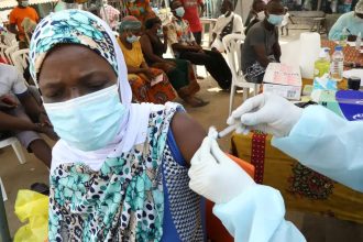 Vacina contra cepa do ebola na África pode demorar até 9 meses