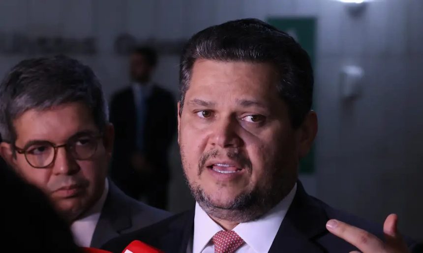 Alcolumbre mantém PEC 6×1 travada em semana esvaziada no Senado