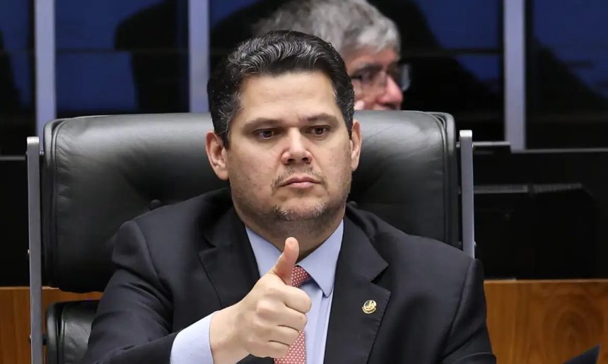Alcolumbre sugere “melhorar” 6×1 e quer passar PEC por comissões