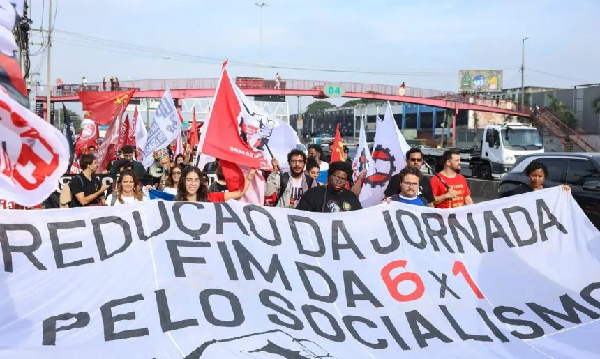 Ato no Rio abre mobilização para pressionar Senado pelo fim da 6×1