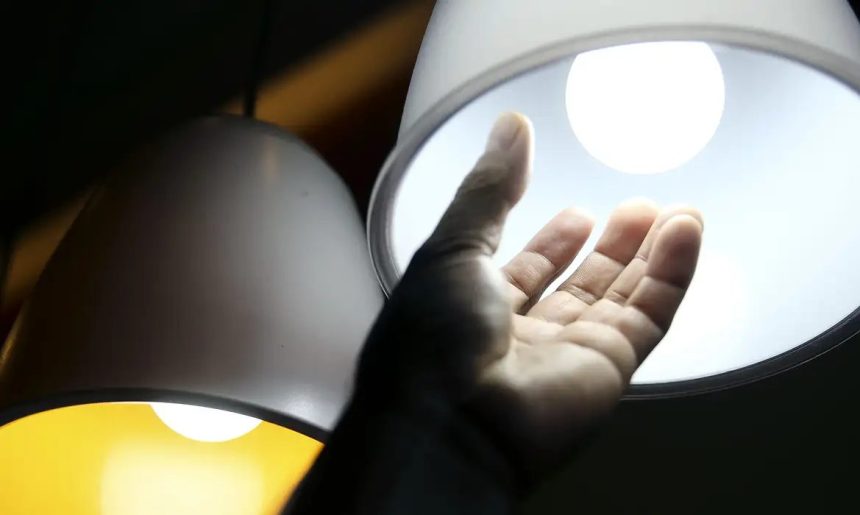 Bandeira tarifária das contas de luz segue amarela em julho