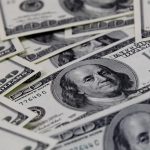 Bolsa cai 2,22%, e dólar volta a subir acima de R$ 5,06