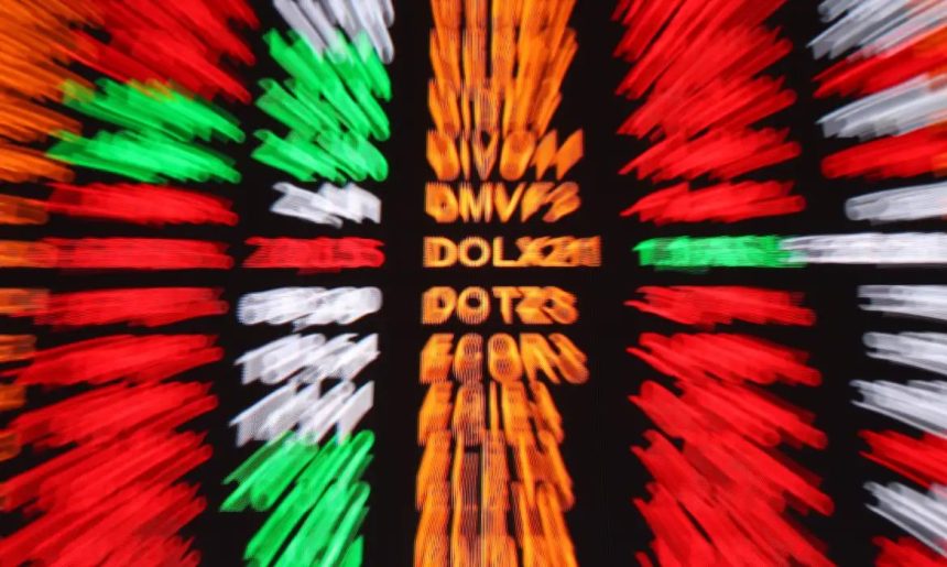 Bolsa sobe 1,16%, e dólar cai para R$ 5, apesar de medida dos EUA