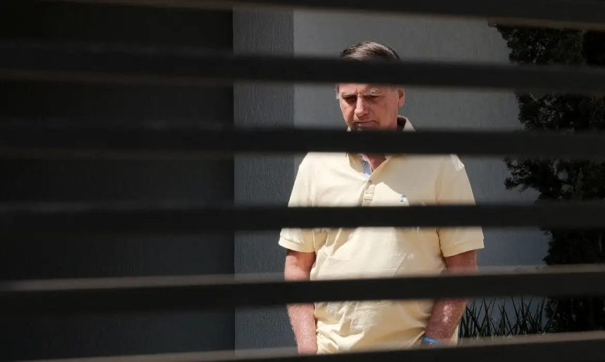 Bolsonaro presta depoimento à polícia sobre apreensão de arma