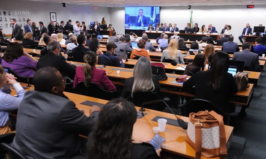 CCJ da Câmara adia análise da PEC da redução da maioridade penal