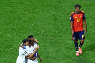 Cabo Verde segura Espanha e estreia em Copas com empate histórico