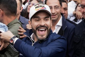 Candidato de direita La Espriella vence disputa acirrada na Colômbia