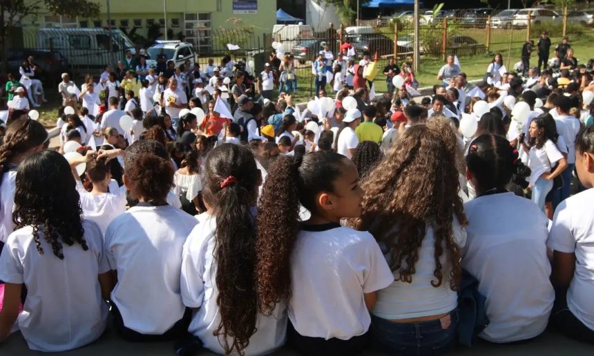 Congresso inclui política e direitos da cidadania no currículo escolar