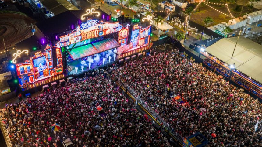Diversidade de vozes femininas encantam primeira noite da Quinta Delas no Arraiá do Povo