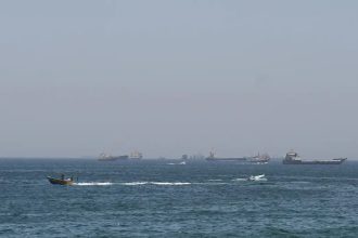 EUA lançam novos ataques contra Irã; forças iranianas fecham Ormuz