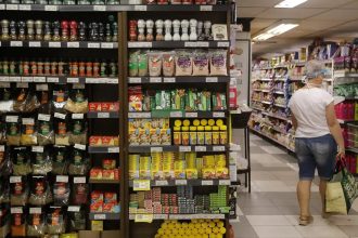 Fabricação de produto alimentício gerou mais emprego em 2024, diz IBGE