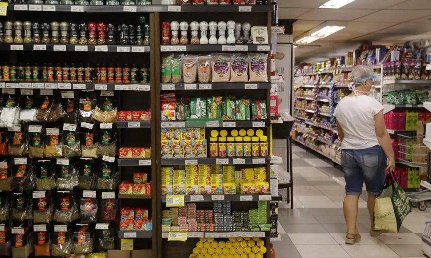 Fabricação de produto alimentício gerou mais emprego em 2024, diz IBGE