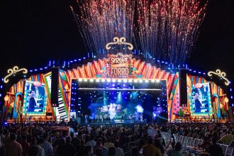 Forró tradicional e romântico embalam noite de shows no Arraiá do Povo
