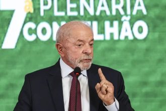 Governo estuda devolução de celular roubado nos Correios, diz Lula