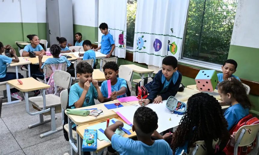Governo fixa em R$ 5,1 mil novo piso nacional do magistério
