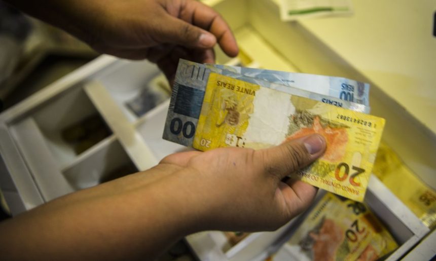 INPC, inflação usada para reajustar salários, soma 4,42% em 12 meses