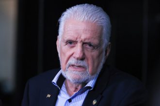 Jaques Wagner anuncia saída da liderança do governo no Senado