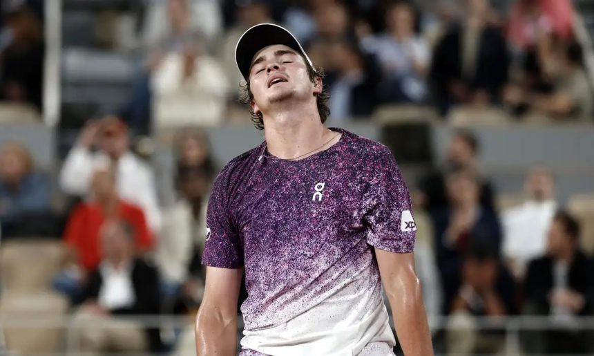 João Fonseca luta, mas dá adeus a Roland Garros após revés para Mensik