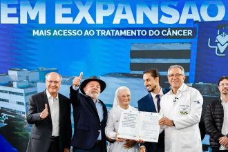 Lula entrega aparelhos de radioterapia em São Paulo