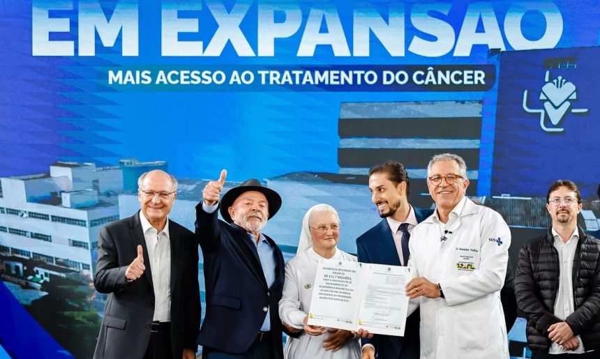 Lula entrega aparelhos de radioterapia em São Paulo