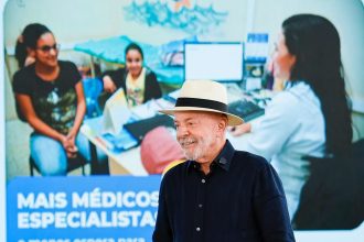 Lula responsabiliza clã Bolsonaro por ataque dos EUA ao Pix e taxação