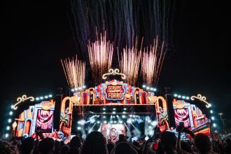 Mescla entre forró tradicional e sertanejo embala noite de São João no Arraiá do Povo