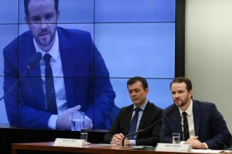 Ministro rebate oposição: trabalhador paga hoje menos impostos no país