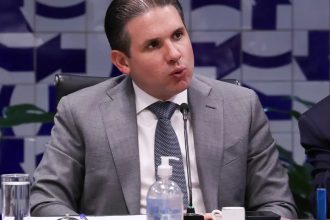 Motta convoca reunião de líderes para votar PL do fim da escala 6×1