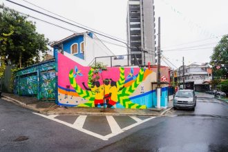 Mural em SP celebra futebol feminino um ano antes da Copa no Brasil