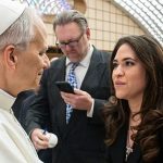 Papa nomeia primeira mulher para liderar comunicações do Vaticano