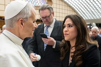Papa nomeia primeira mulher para liderar comunicações do Vaticano