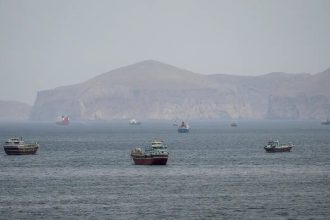 Petroleiro é atingido em Ormuz em meio a ataques entre Irã e EUA