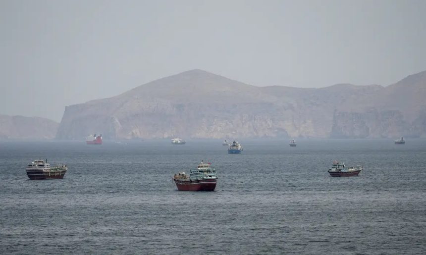Petroleiro é atingido em Ormuz em meio a ataques entre Irã e EUA