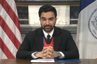 Prefeito de Nova York exalta Sócrates e mobilização social no futebol