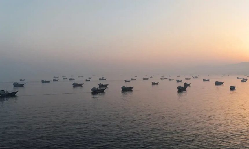 Primeiros navios-tanque atravessam estreito após acordo com Irã