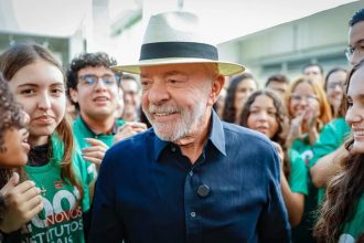 “Quem tinha que aumentar a taxa seríamos nós”, diz Lula sobre EUA