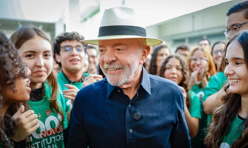 “Quem tinha que aumentar a taxa seríamos nós”, diz Lula sobre EUA