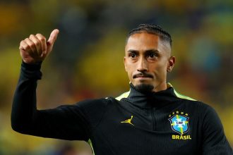 Raphinha sente dores na coxa direita e será reavaliado