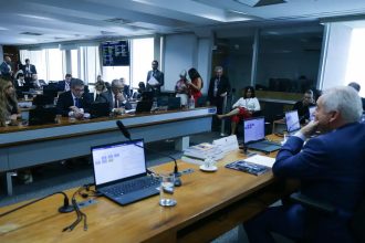 Senadores discutem ritmo de tramitação da PEC do fim da escala 6×1