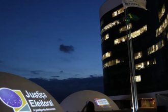 TSE adia decisão sobre suspensão de pesquisa de voto para presidente