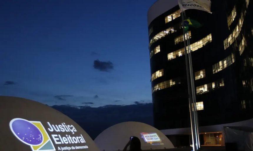 TSE adia decisão sobre suspensão de pesquisa de voto para presidente